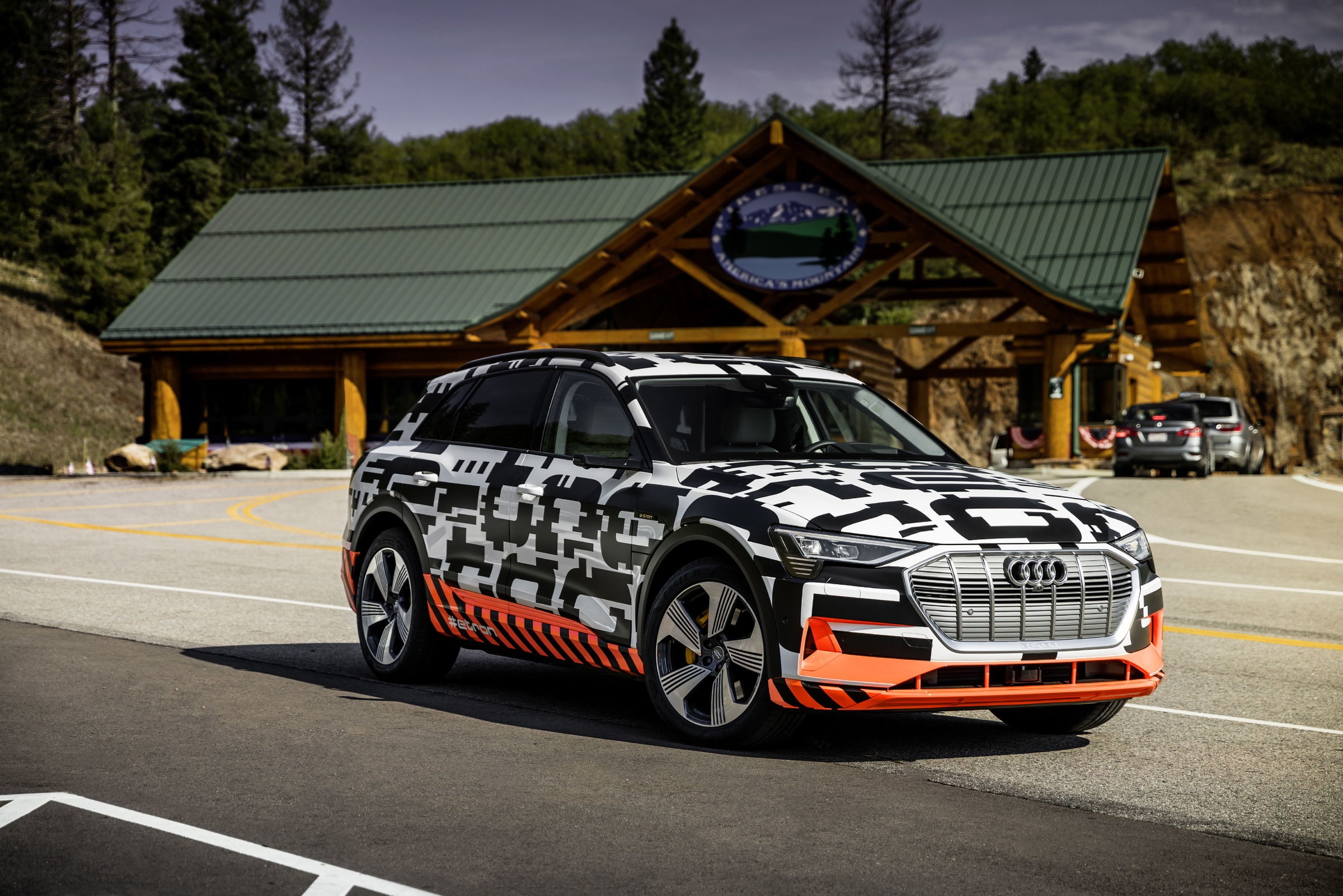 Audi E-Tron, yokuş aşağı yapılan her kilometrede menziline 1 kilometre ekliyor