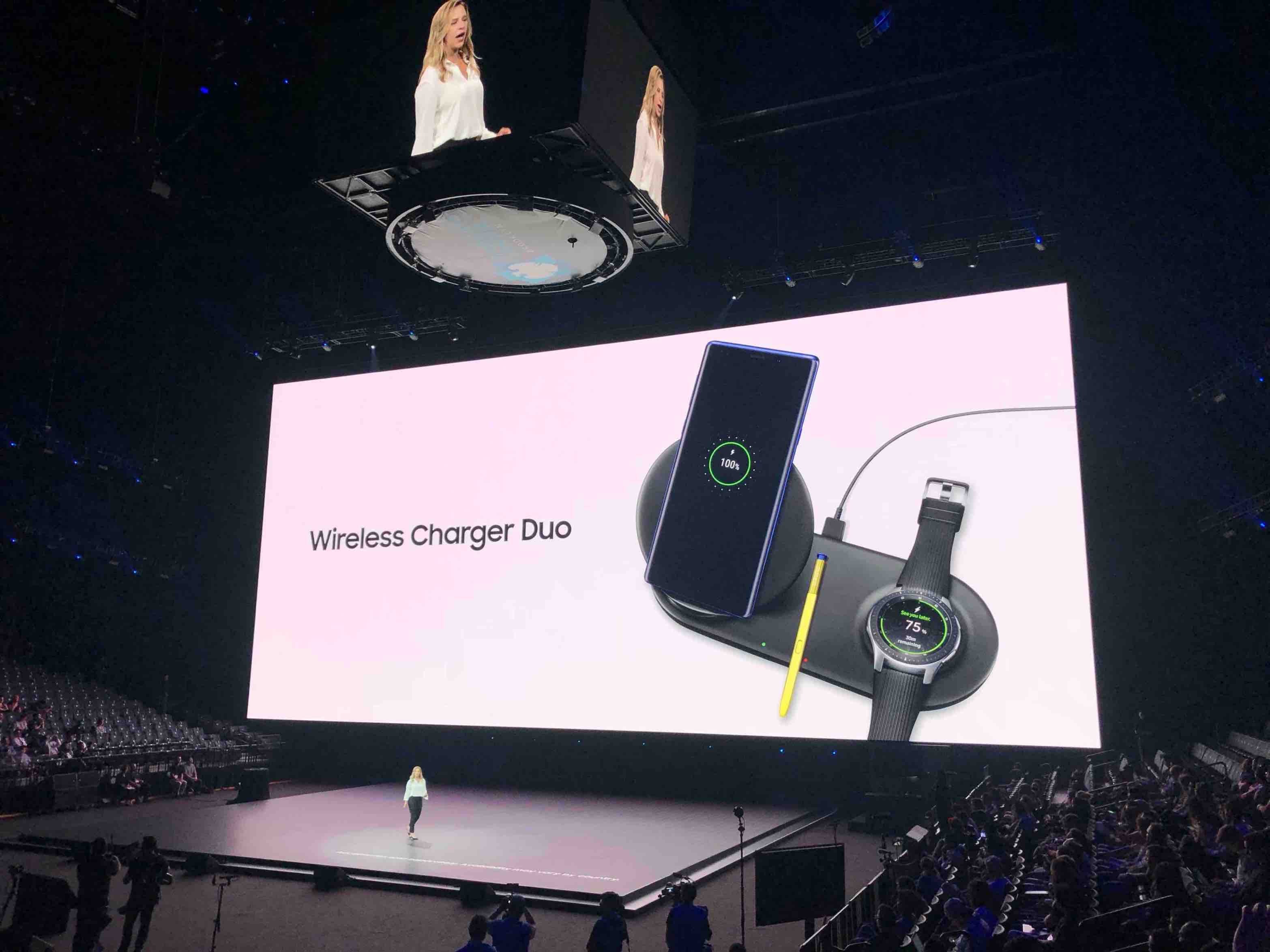 Samsung yeni kablosuz şarj standı Wireless Charger Duo'yu tanıttı