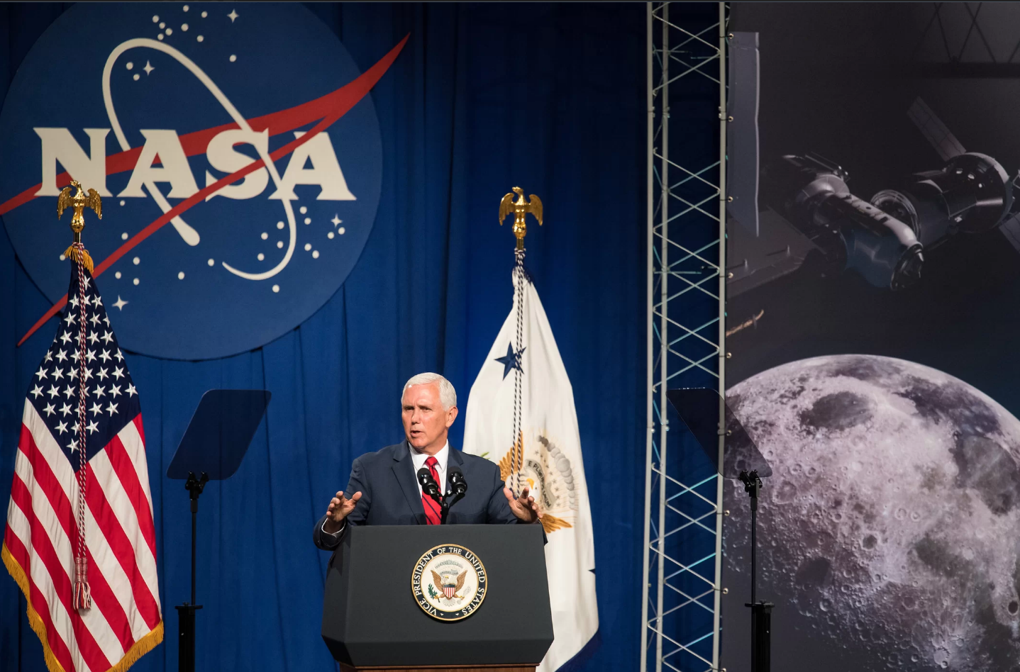 mike pence amerika nasa ay görevi