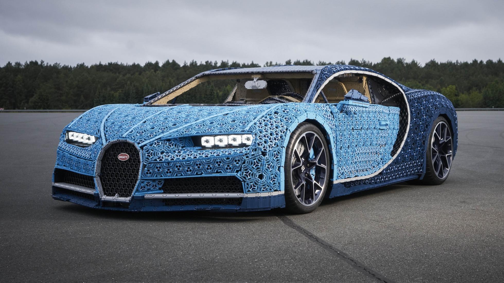 Orijinal boyutta tasarlanan Lego Bugatti Chiron 5 beygirlik motora sahip