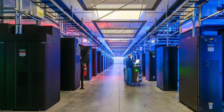 Facebook'tan bir milyar dolarlık veri merkezi