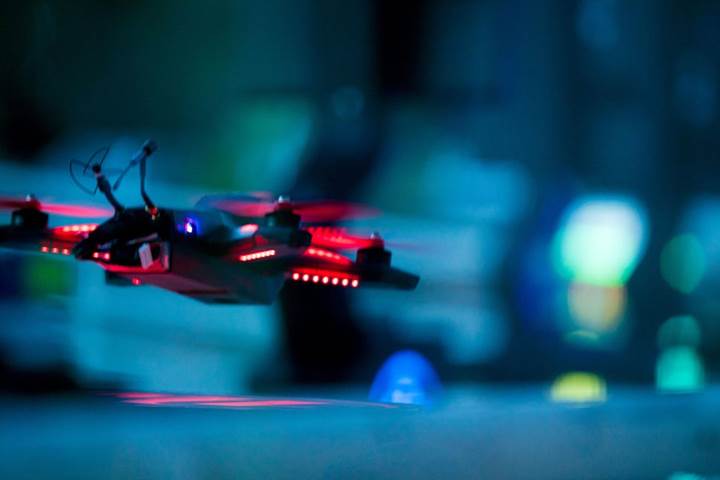 Yapay zeka, drone yarışında insanlarla yarışacak