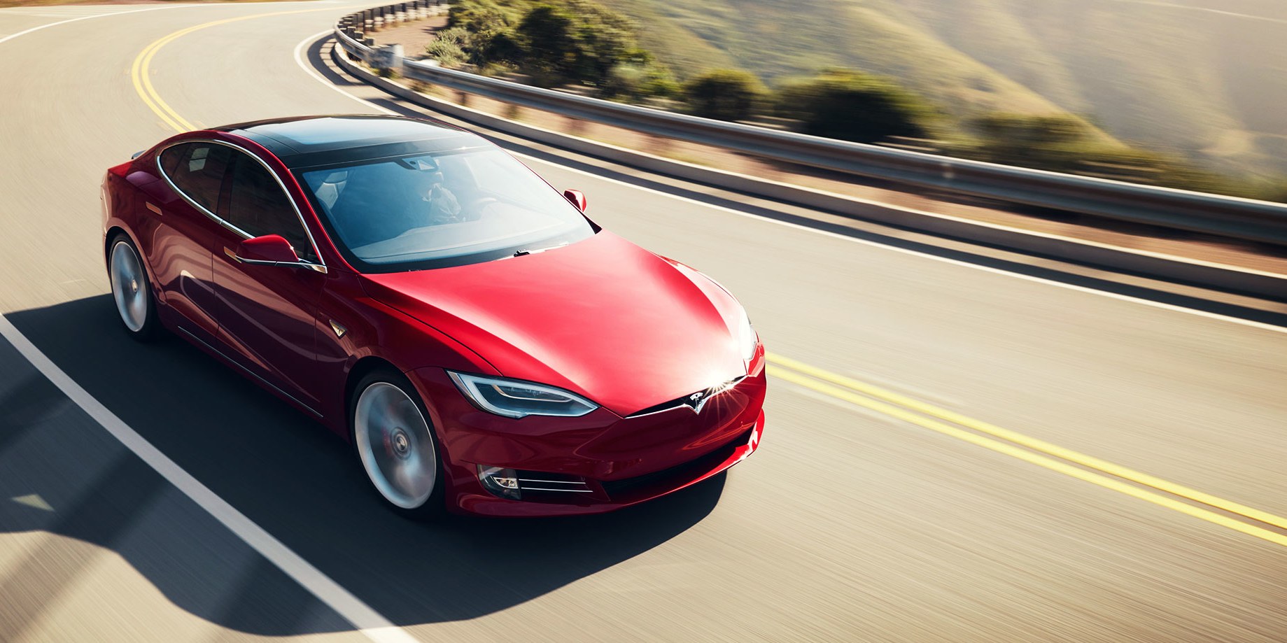 İtfaiye aracına çarpan Model S sürücüsü Autopilot'u suçlayarak Tesla'ya dava açtı