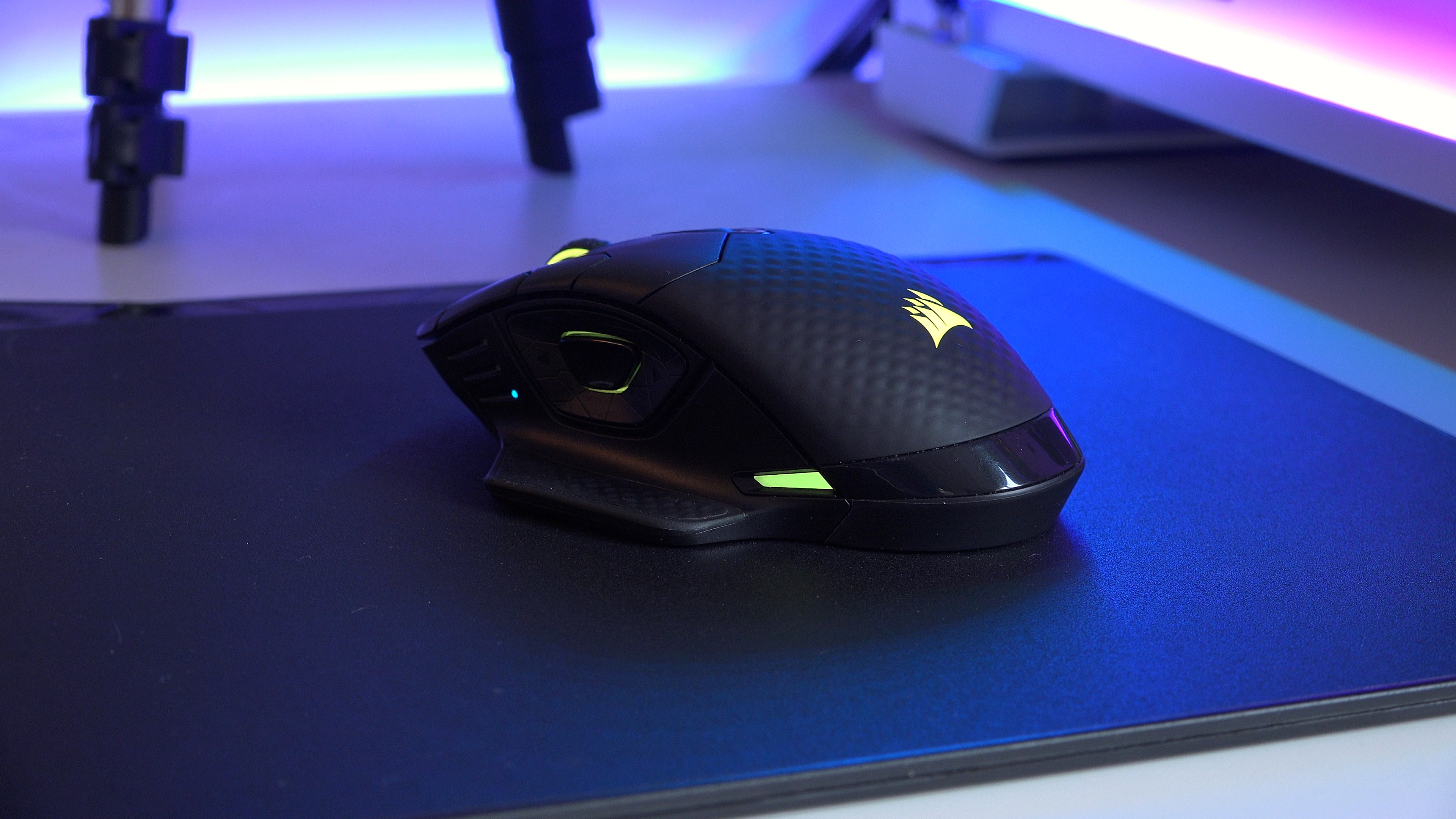Kablolu gibi hızlı kablosuz fare ve Qi kablosuz şarjlı mause pad 'Corsair Dark Core RGB SE ve MM1000 incelemesi'