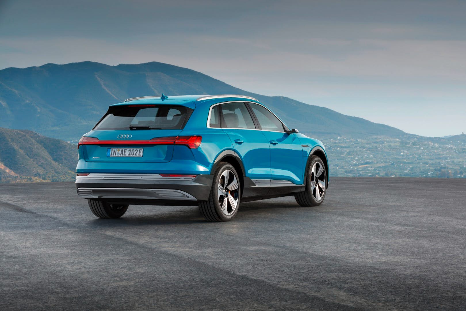 Audi'nin ilk tam elektrikli aracı tanıtıldı: Karşınızda Audi e-tron