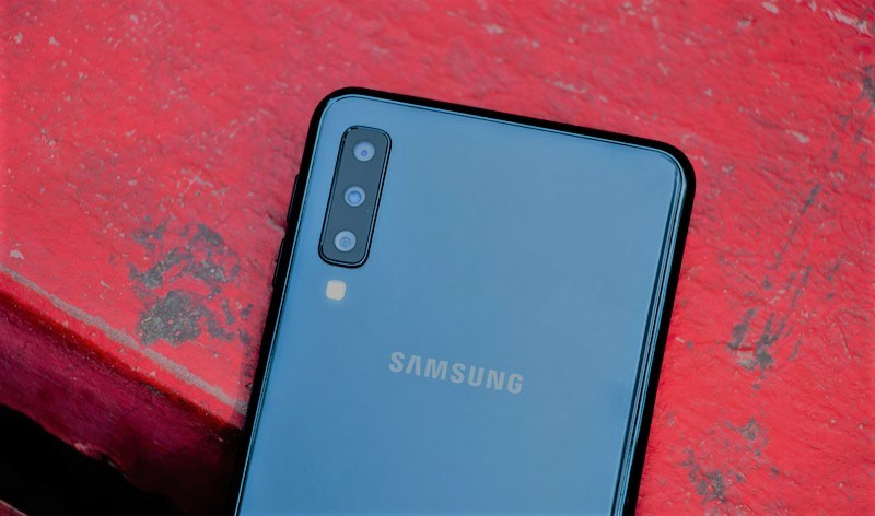 Samsung üç arka kameralı ilk telefonunu resmen tanıttı: Galaxy A7 (2018)