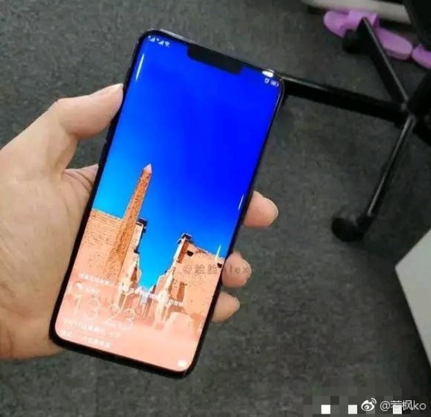 Gümüş renkli Huawei Mate 20 çalışırken görüntülendi