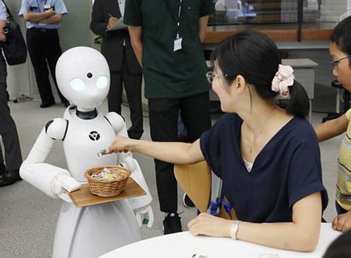 Bu kafede engelli bireylerin kontrol ettiği robot garsonlar çalışacak