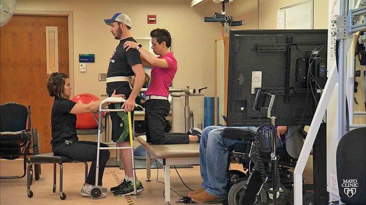 Omurilik implantı, felçli hastaların yeniden yürümesini sağlıyor