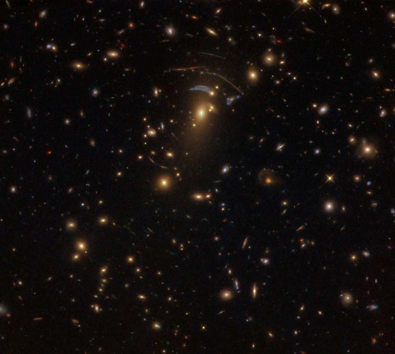 Hubble, uzay-zamanı 'büken' dev galaksi kümesini görüntüledi