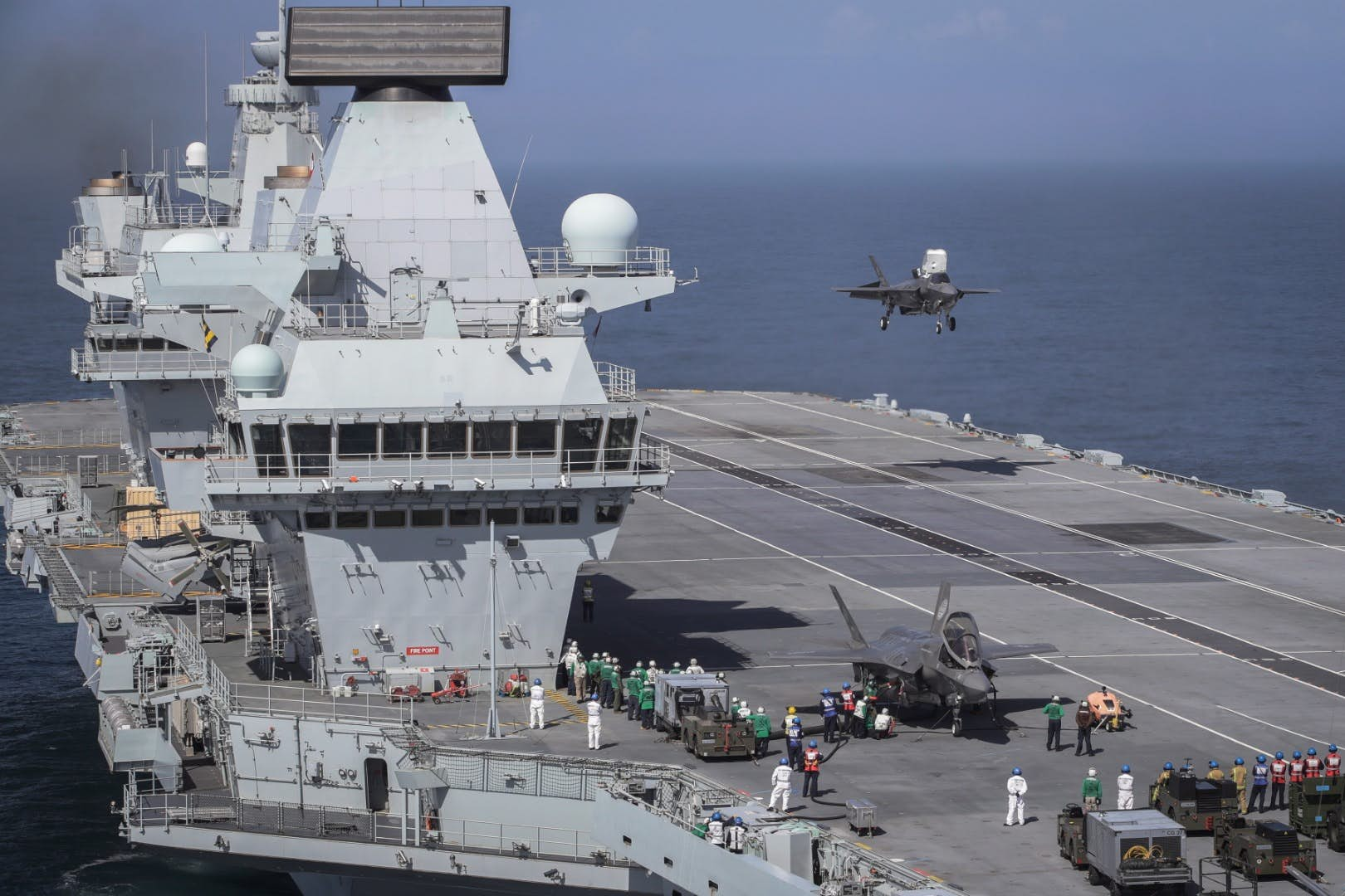 Uçak gemilerinden kalkabilen F-35B'lerin HMS Queen Elizabeth'e ilk iniş görüntüleri