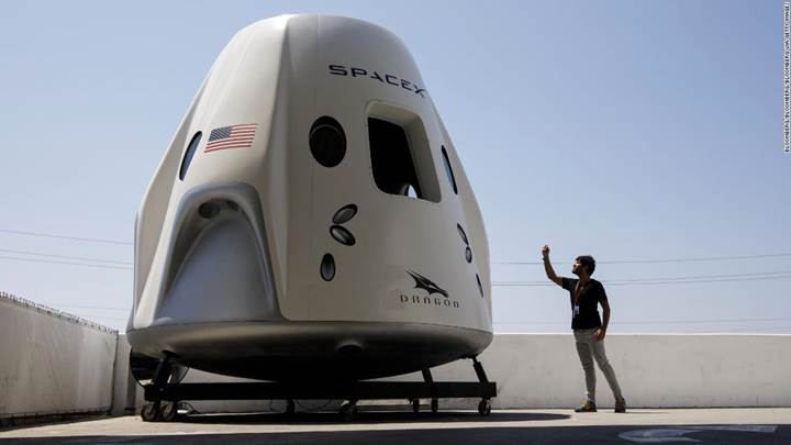 SpaceX'in yeni uzay kapsülünün test uçuşu 2019'a ertelendi