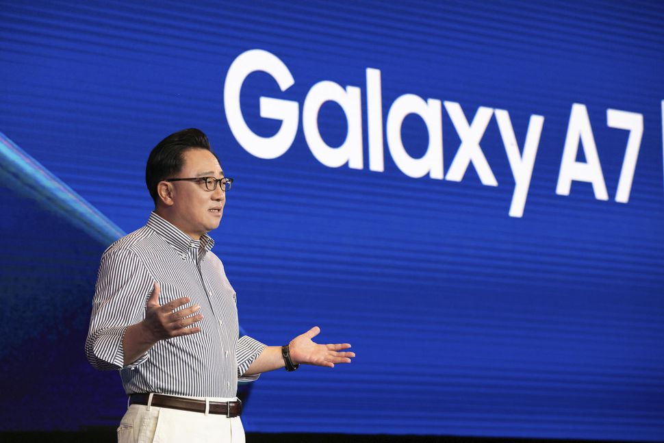 Samsung'un katlanabilir akıllı telefonu tablet olarak kullanılabilecek
