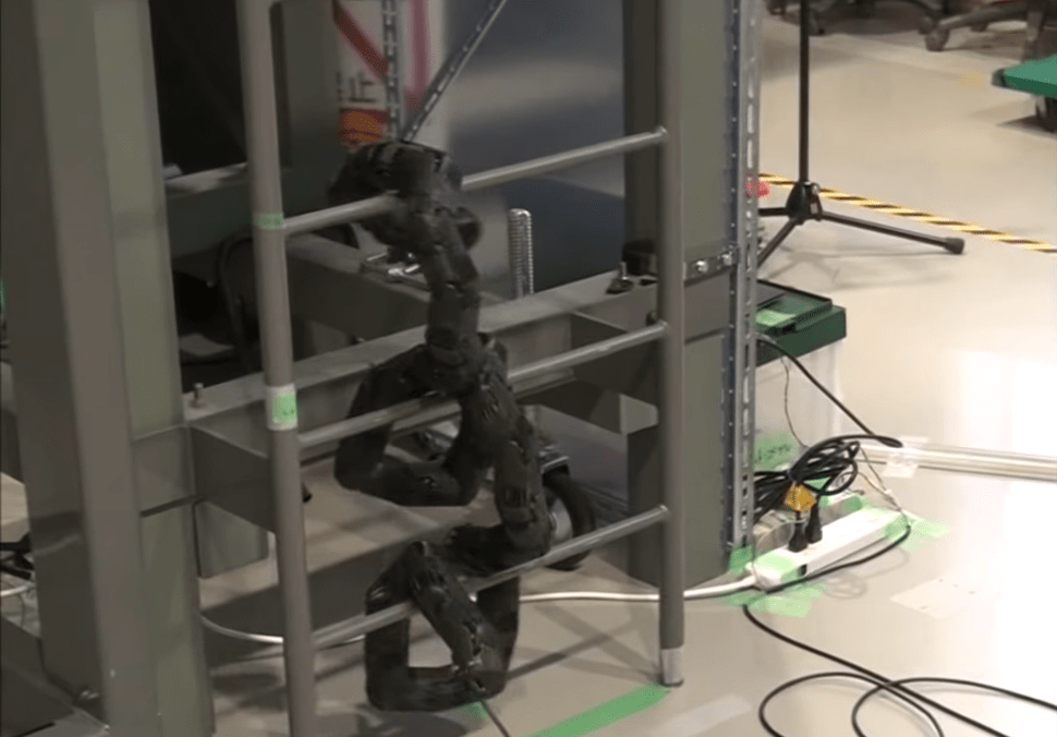 Merdiven tırmanabilen robot yılan