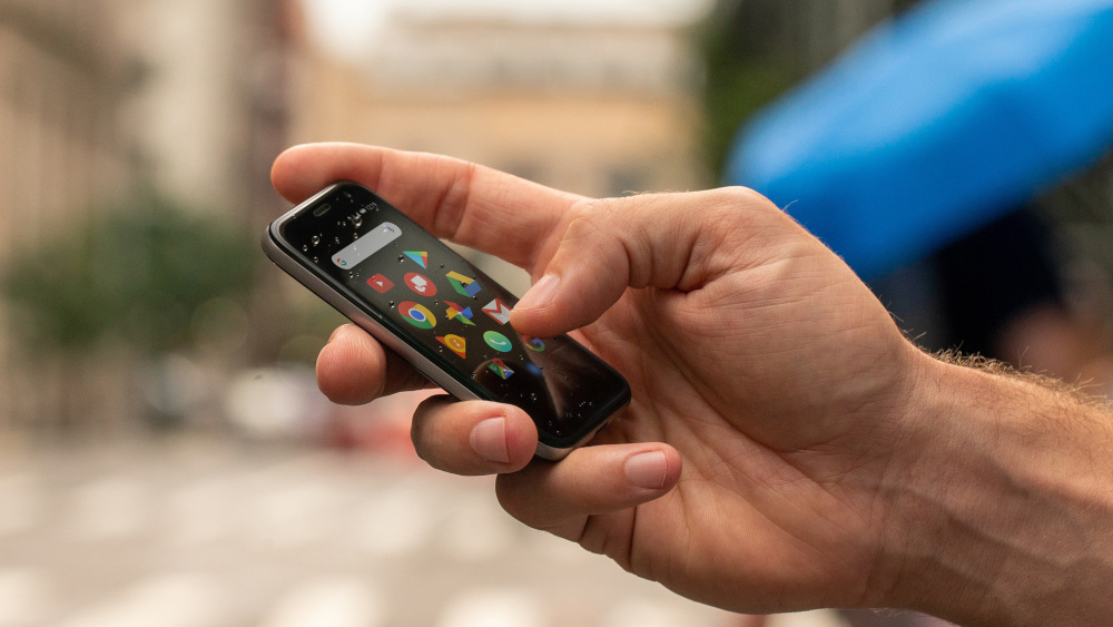Palm kredi kartı büyüklüğünde bir Android telefon duyurdu