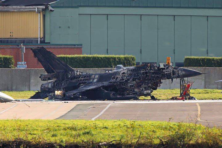 F16'ya bakım yapan teknisyen yanlışlıkla bir başka F16'yı vurarak havaya uçurdu