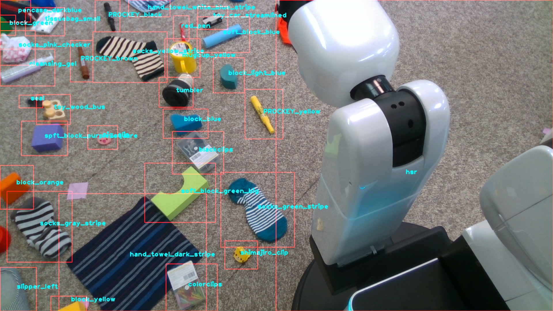 Etrafa saçılan nesneleri toplayan robot