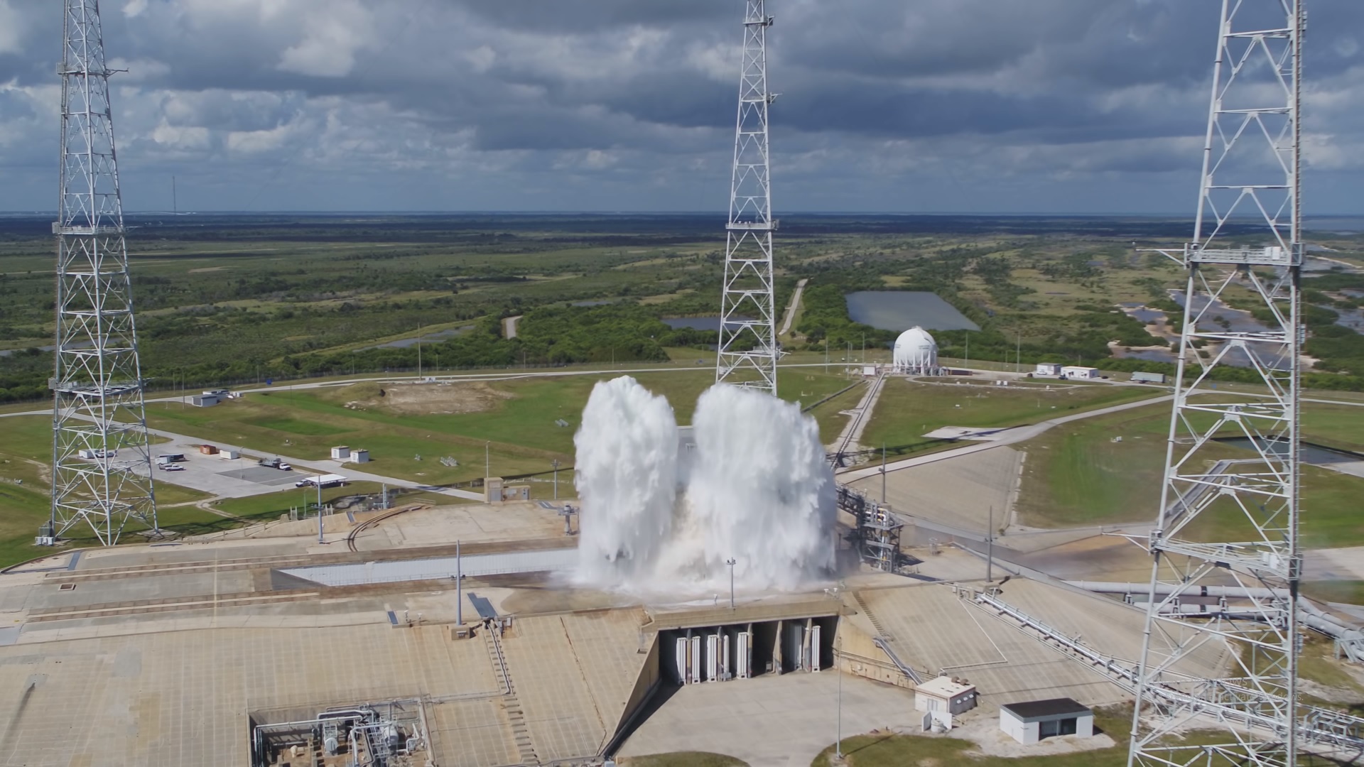 NASA, 1700 tonluk su kütlesini uzay üssünde 'havaya uçurdu' (VİDEO)