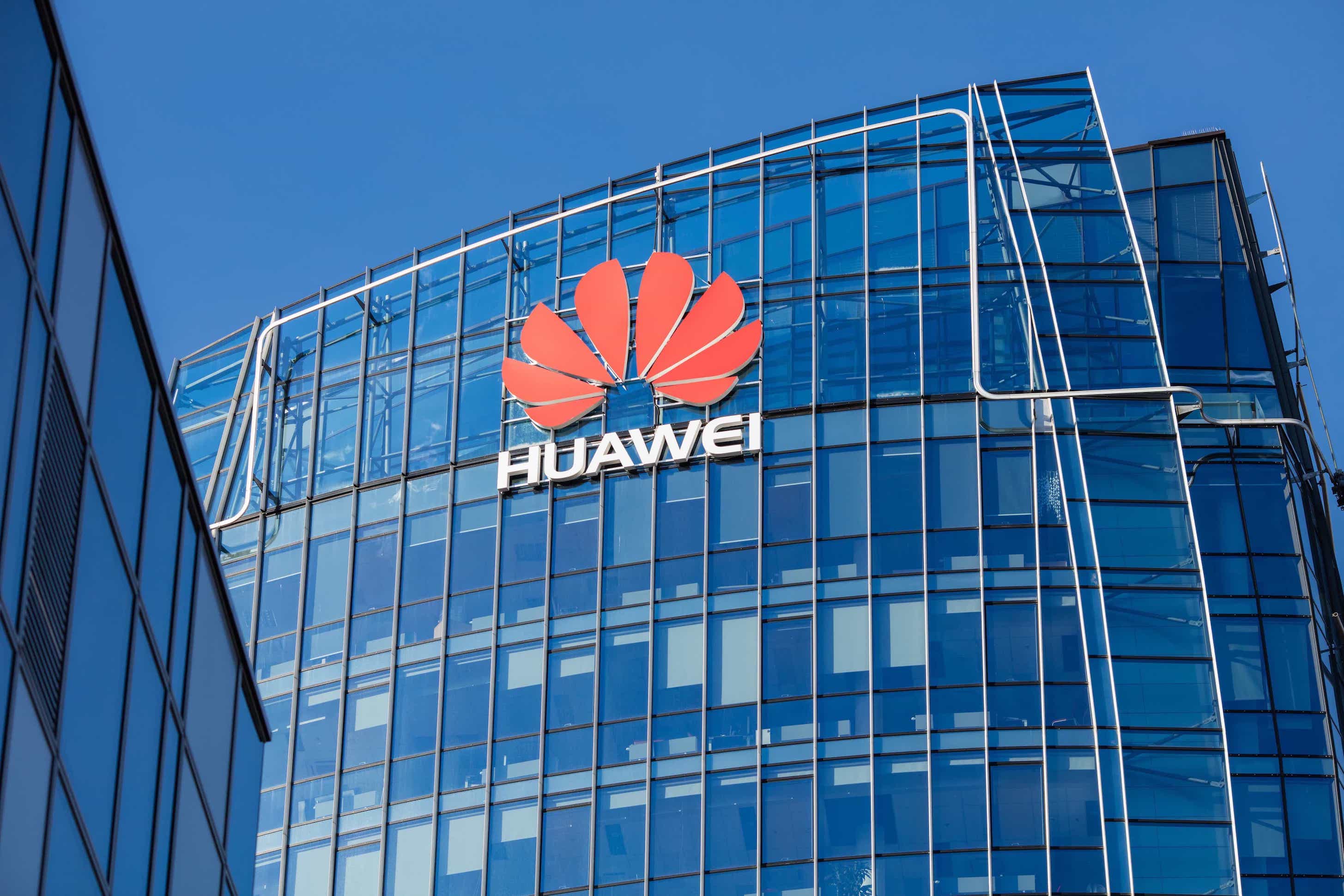 Huawei'den rakiplerine gönderme: Telefonlarımızı asla yavaşlatmayacağız