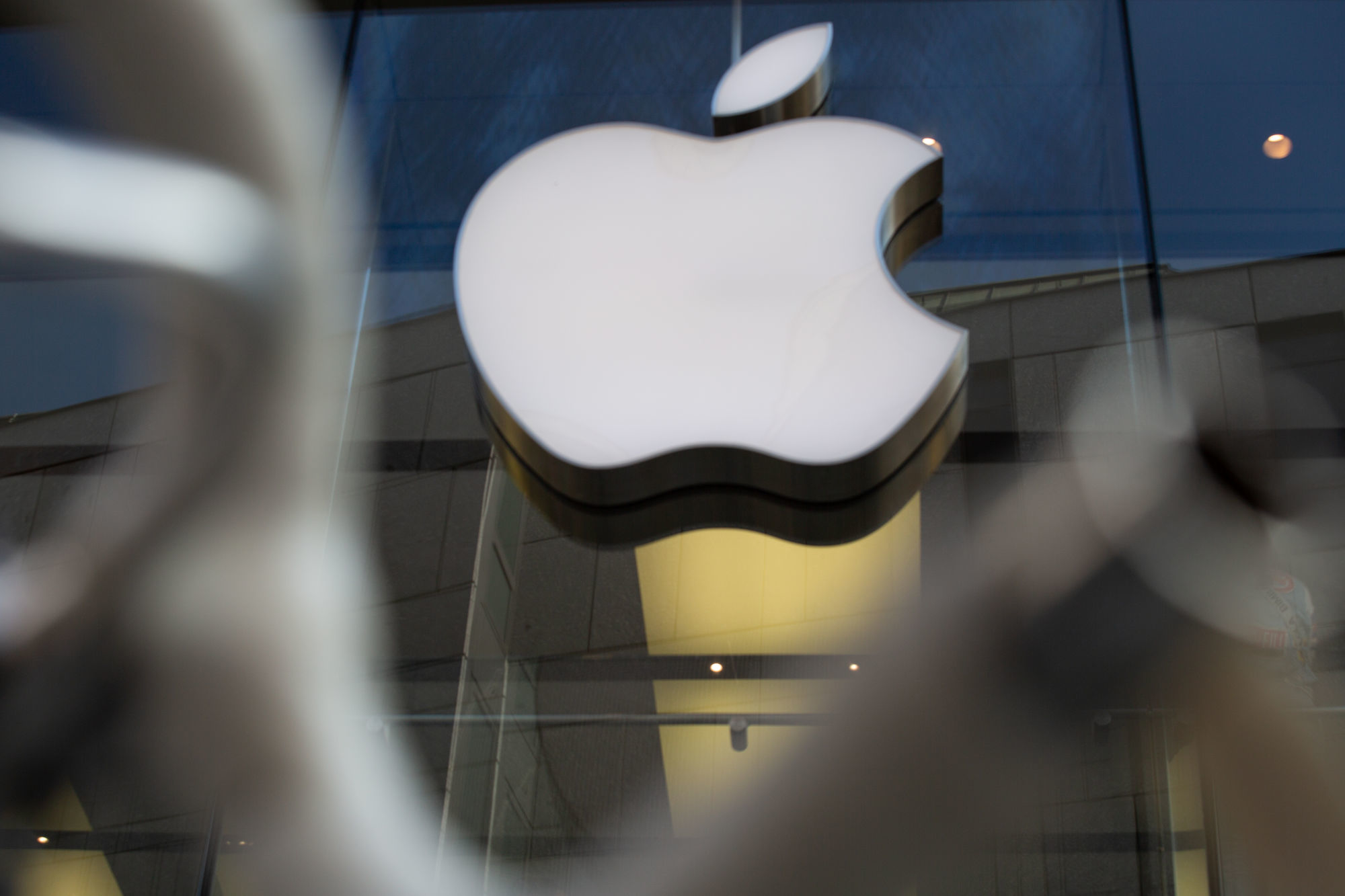 Apple, fabrikalardaki liseli işçi iddialarını araştırıyor