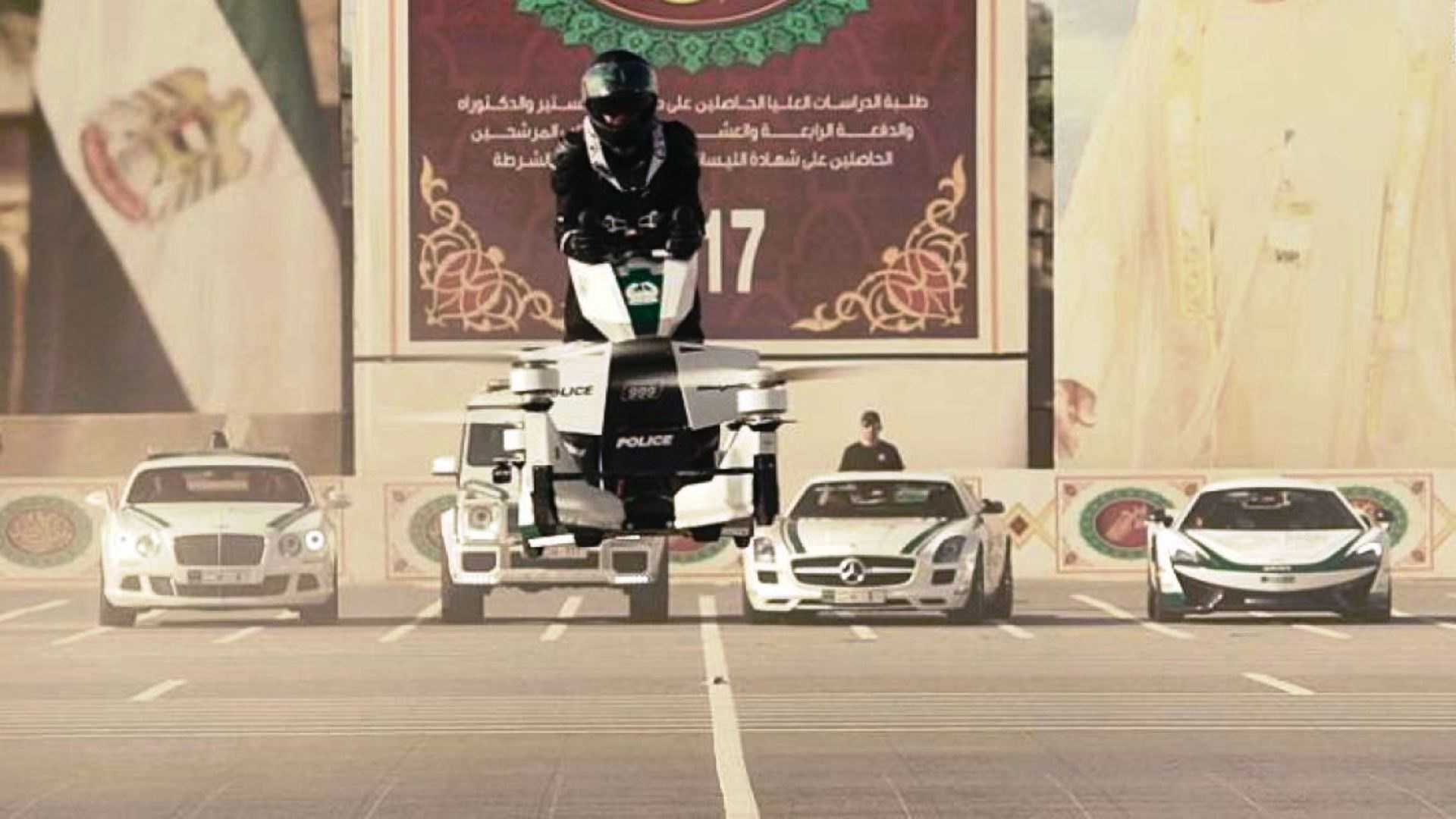 Dubai polisi egzotik araçlardan sonra şimdi de uçan motosiklet kullanmaya başlıyor