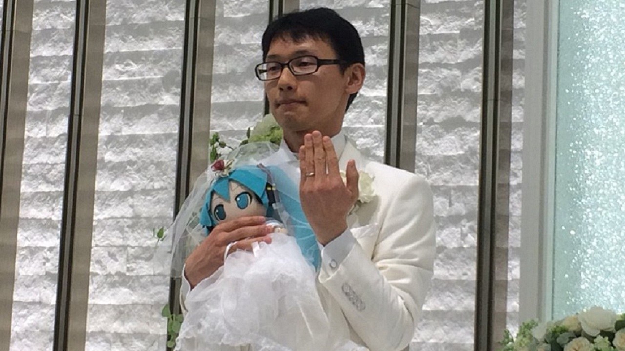 Japonya'da bir adam hologram şarkıcıyla evlendi
