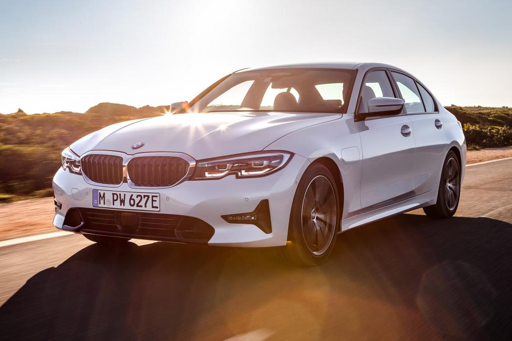 2019 BMW 330e plug-in hybrid tanıtıldı