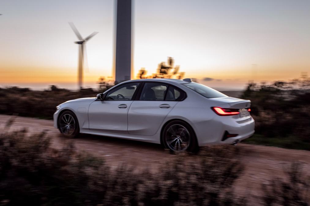 2019 BMW 330e plug-in hybrid tanıtıldı
