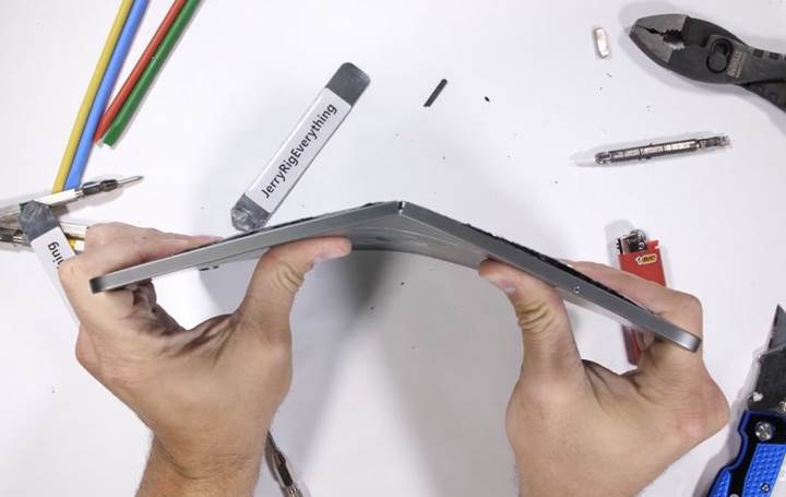 Yeni iPad Pro bükülme testini geçemedi