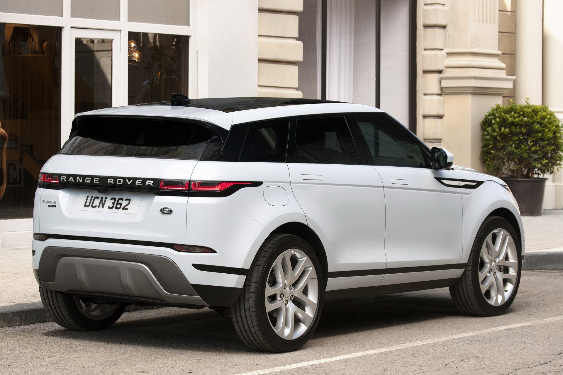 2019 Range Rover Evoque, Velar'a çok benzeyen tasarımıyla tanıtıldı