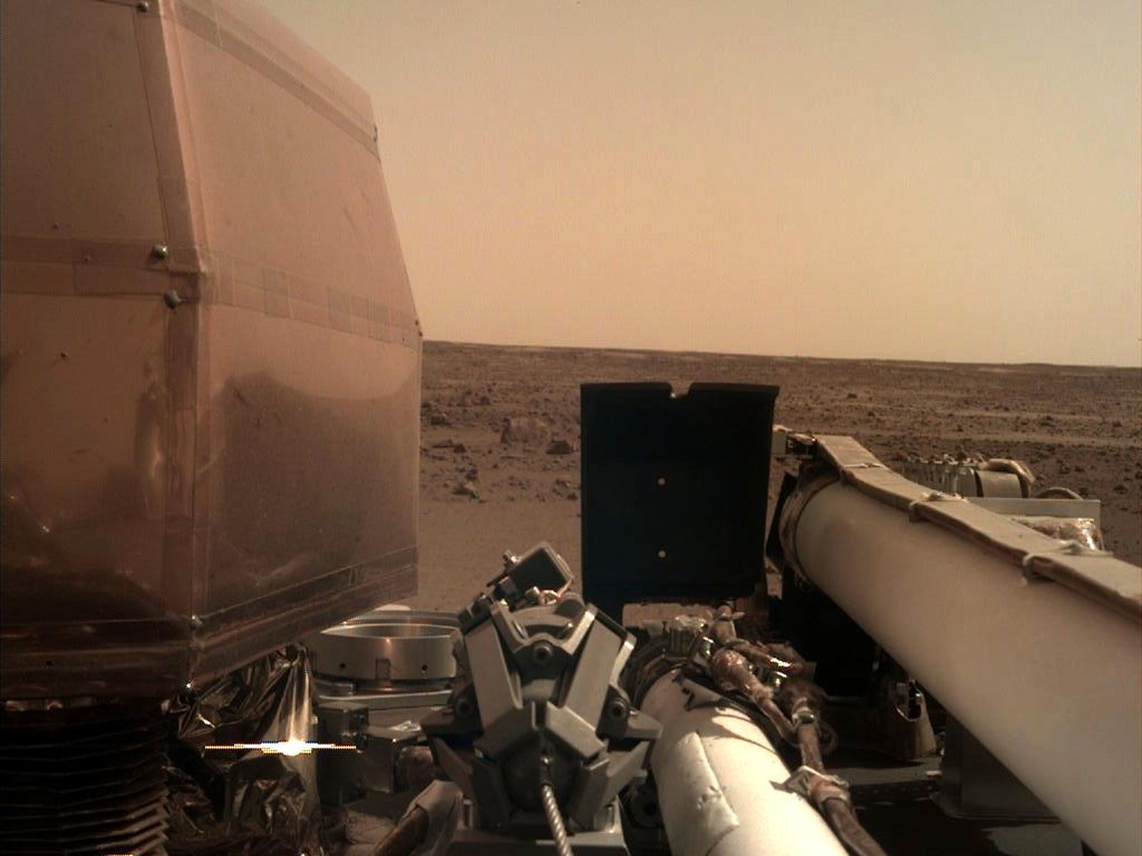 NASA, InSight aracını Mars yüzeyine indiriyor