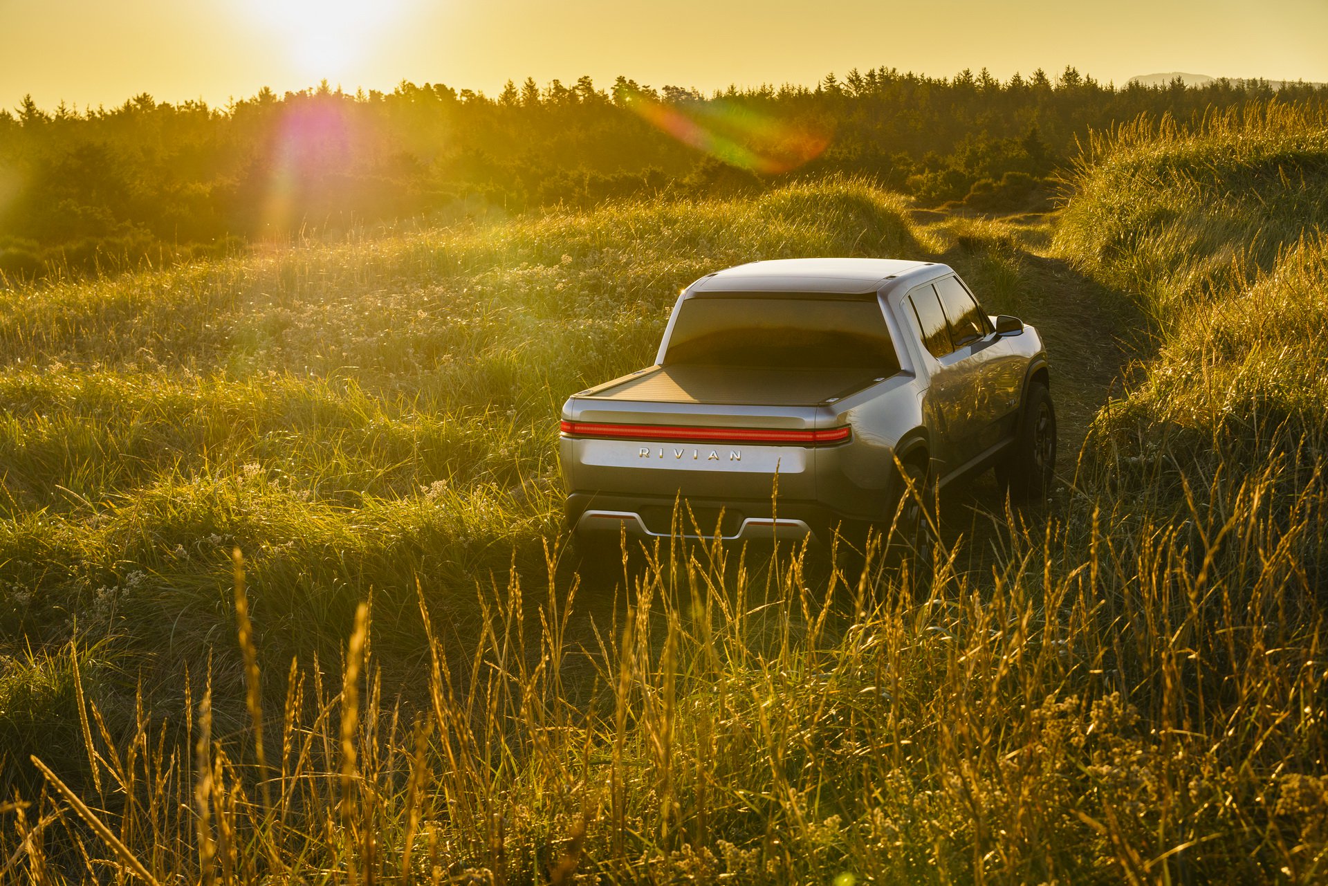 Maceraperestlerin aklını çelecek: Rivian elektrikli pickup ve etkileyici özellikleri