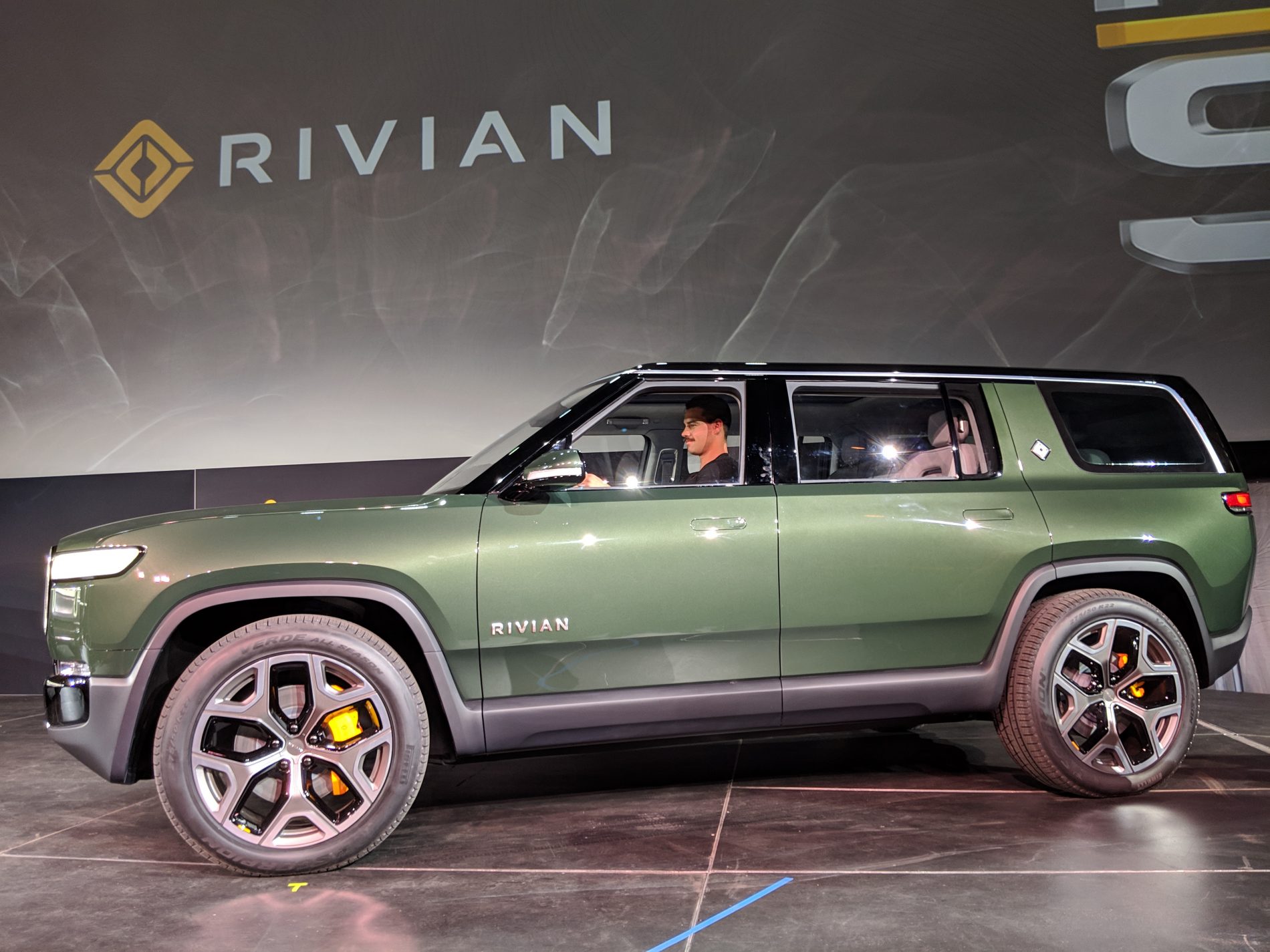 Rivian R1S elektrikli SUV, 700 beygir güç ve 659 km menziliyle görücüye çıktı