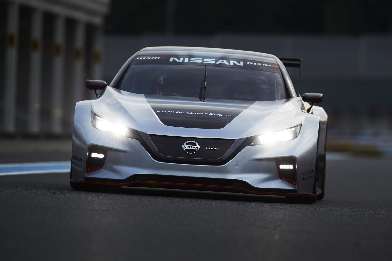 Nissan, yeni elektrikli yarış aracı Leaf Nismo RC'yi tanıttı