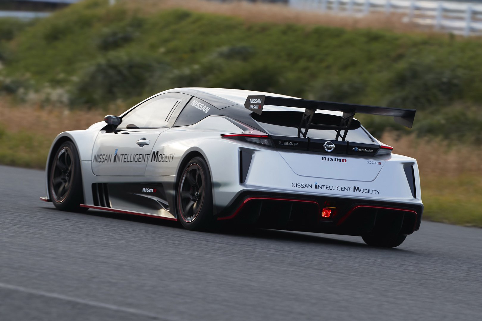 Nissan, yeni elektrikli yarış aracı Leaf Nismo RC'yi tanıttı