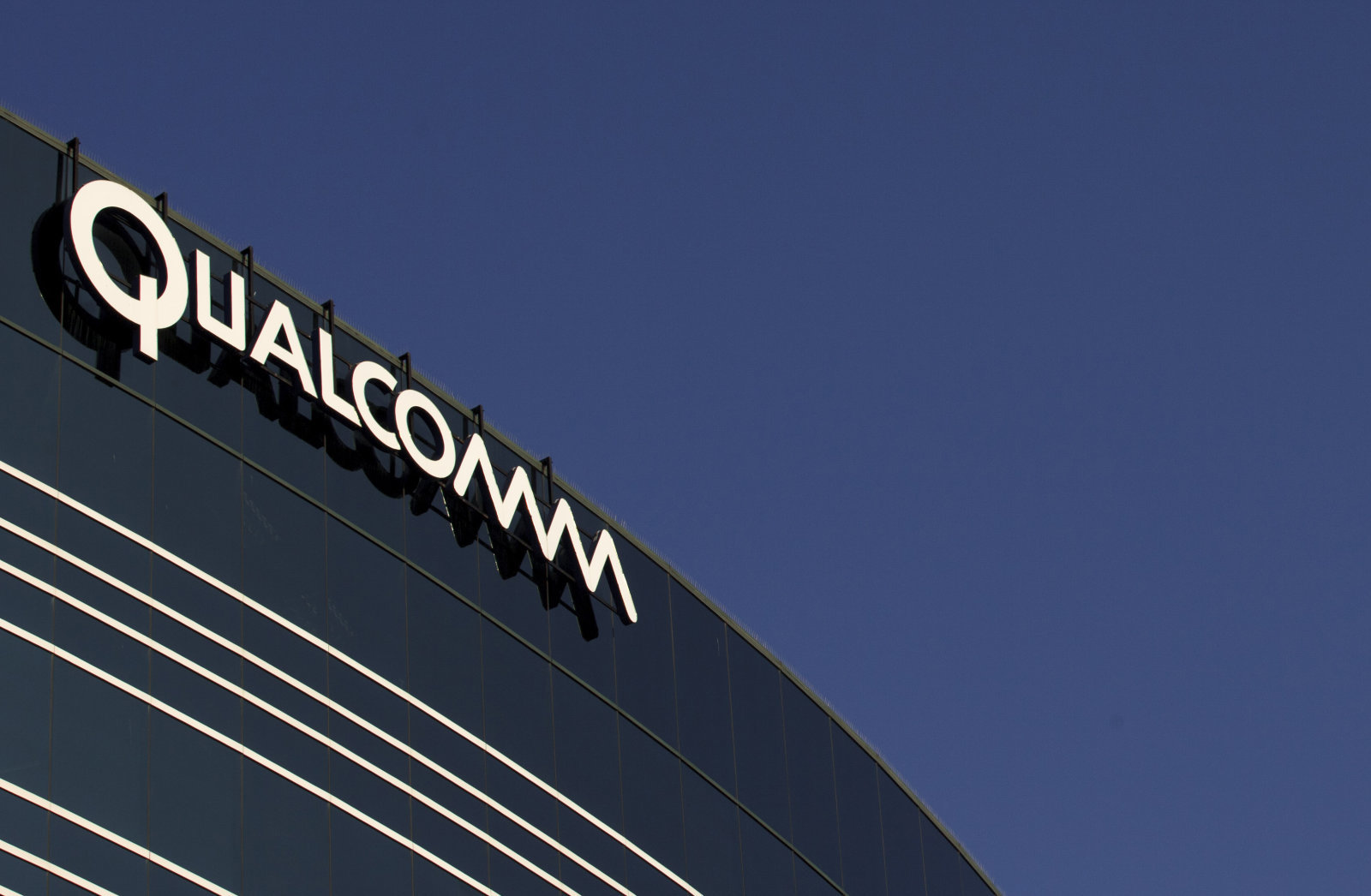 Apple ve Qualcomm kozlarını mahkemede paylaşacak