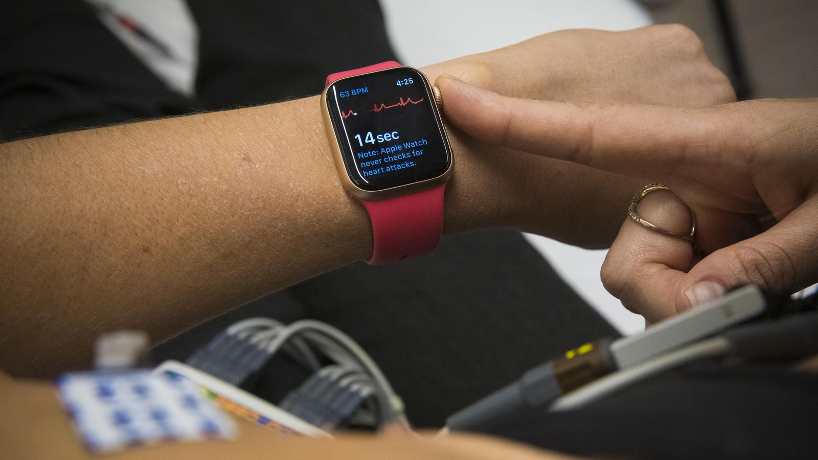 Apple Watch'ın EKG özelliği kullanıma açıldı
