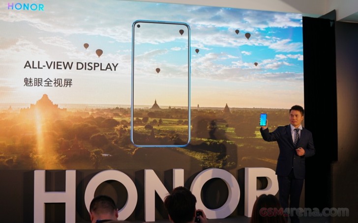 Honor View 20, ekran içerisinde ön kameraya sahip