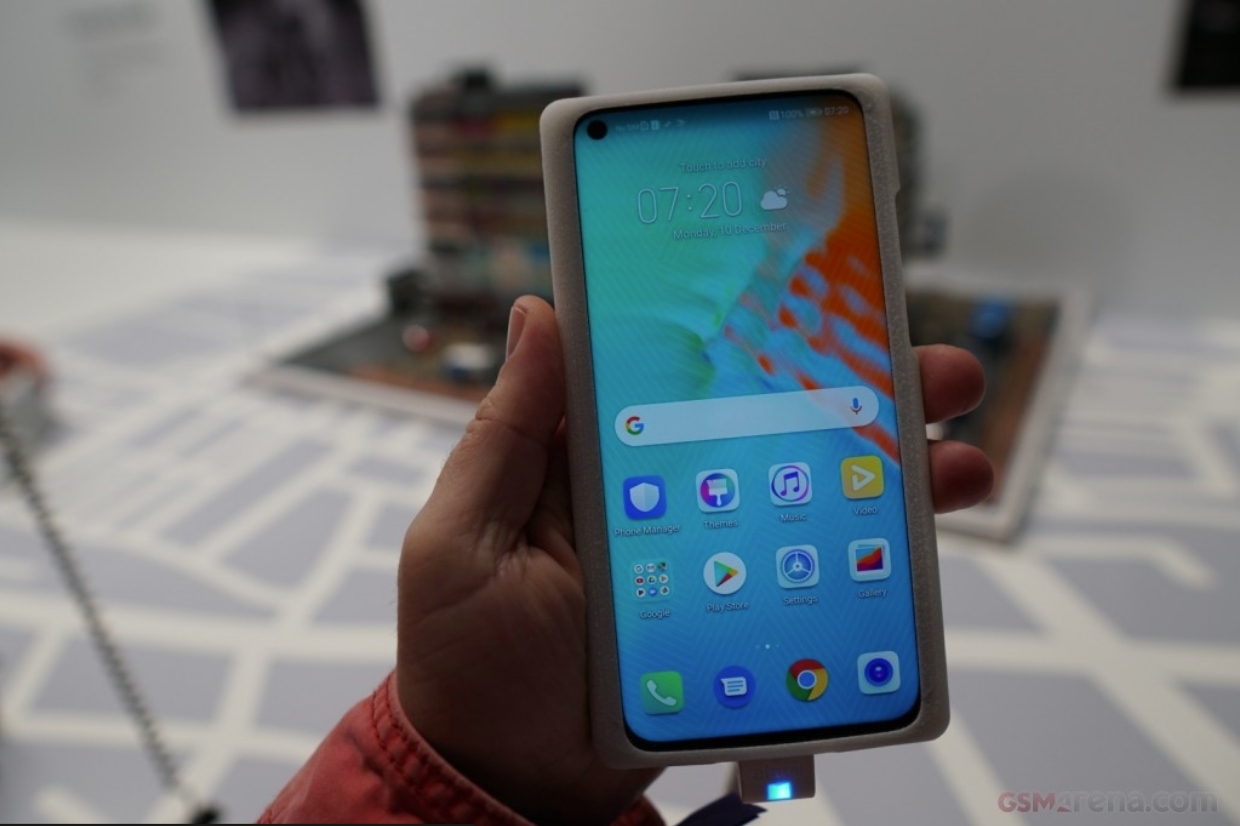 Honor View 20, ekran içerisinde ön kameraya sahip