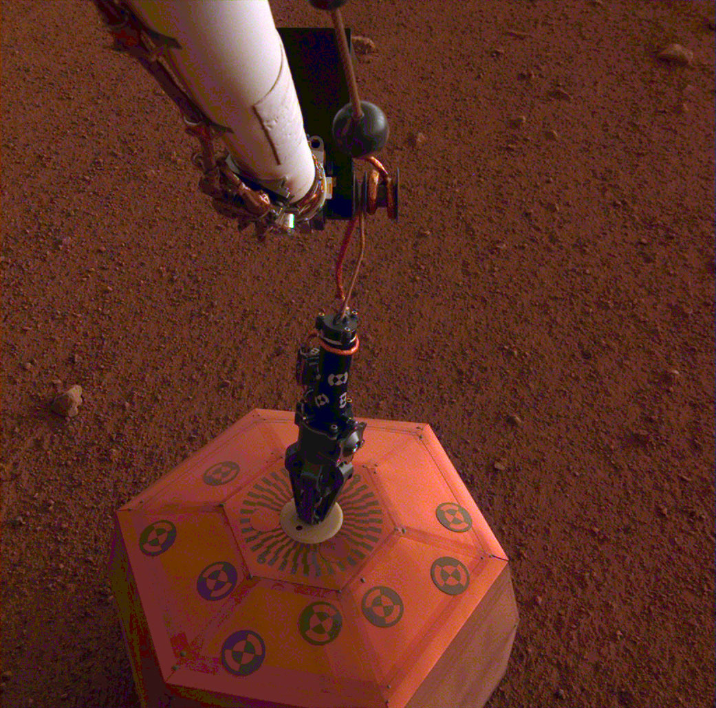 InSight, Mars yüzeyine ilk aygıtını yerleştirdi