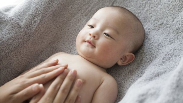Okşamak, bebekler üzerinde ağrı kesici etki sağlıyor