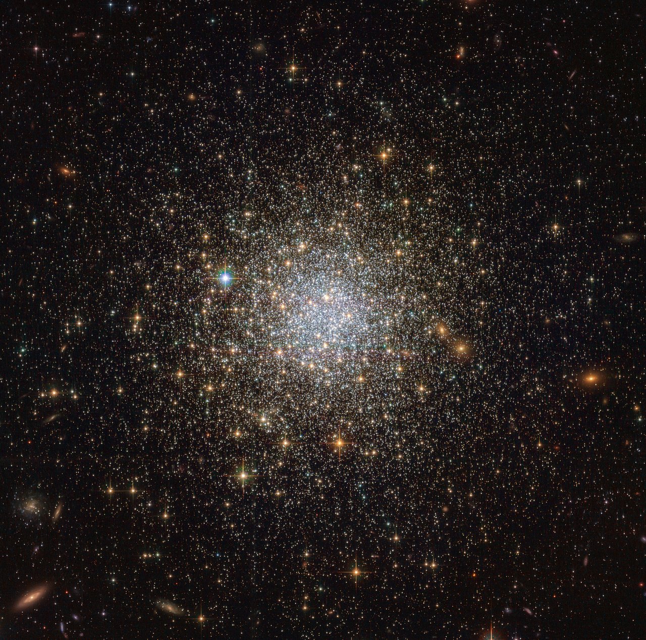Hubble, 160 bin ışık yılı uzaklıktaki dev 'yıldız kümesini' görüntüledi