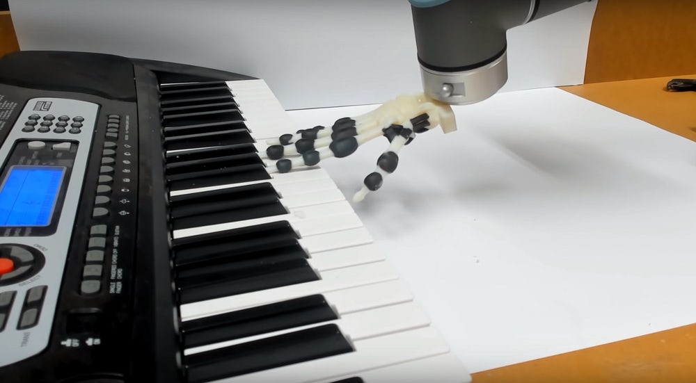 Amatörce piyano çalan robot el