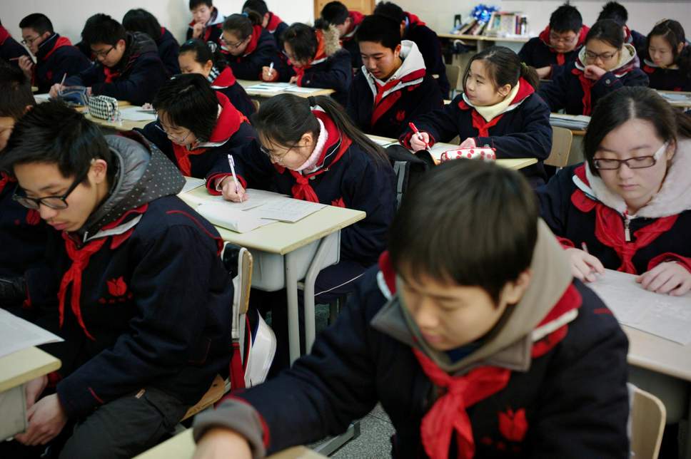 Çin'deki okullar, üniformalara yerleştirilmiş GPS alıcılar ile öğrencileri takip ediyor