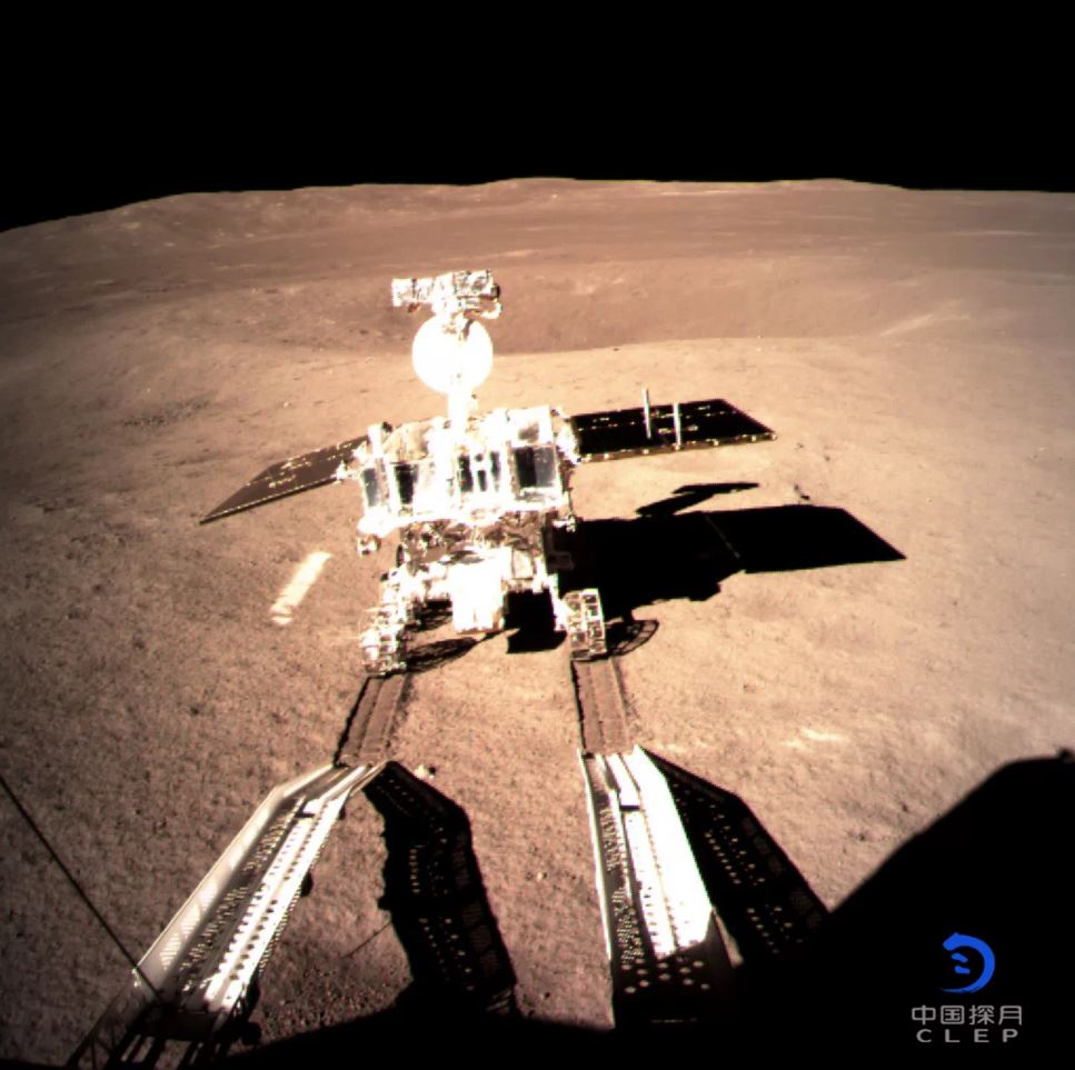 Çin'in keşif aracı, Ay'da ilk 'ayak izlerini' bıraktı: İşte fotoğraf