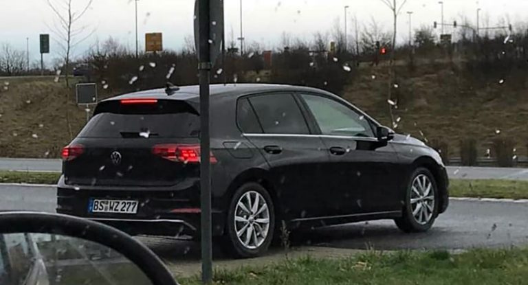 Yeni Volkswagen Golf (Mk8) kamuflajsız olarak görüntülendi