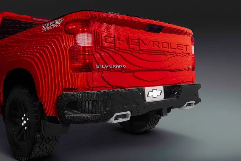 Yüzbinlerce Lego parçasından oluşan gerçek boyutlu Chevrolet Silverado pickup