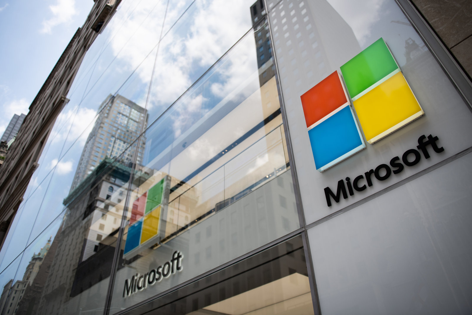 Bulut ve abonelik bölümü Microsoft’u uçurdu