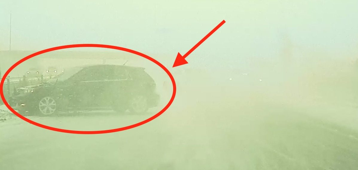 Tesla otopilot kar fırtınasında muhtemel bir kazayı önledi
