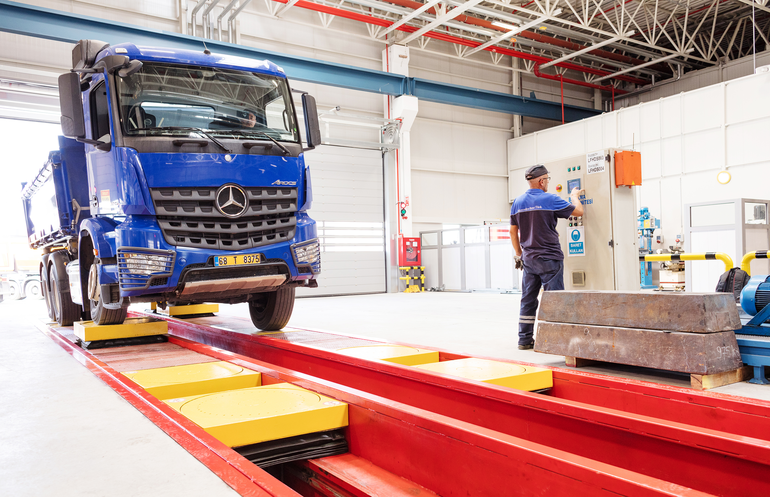 Mercedes-Benz Türk Kamyon Fabrikası'ndaki Ar-Ge çalışmalarını inceledik